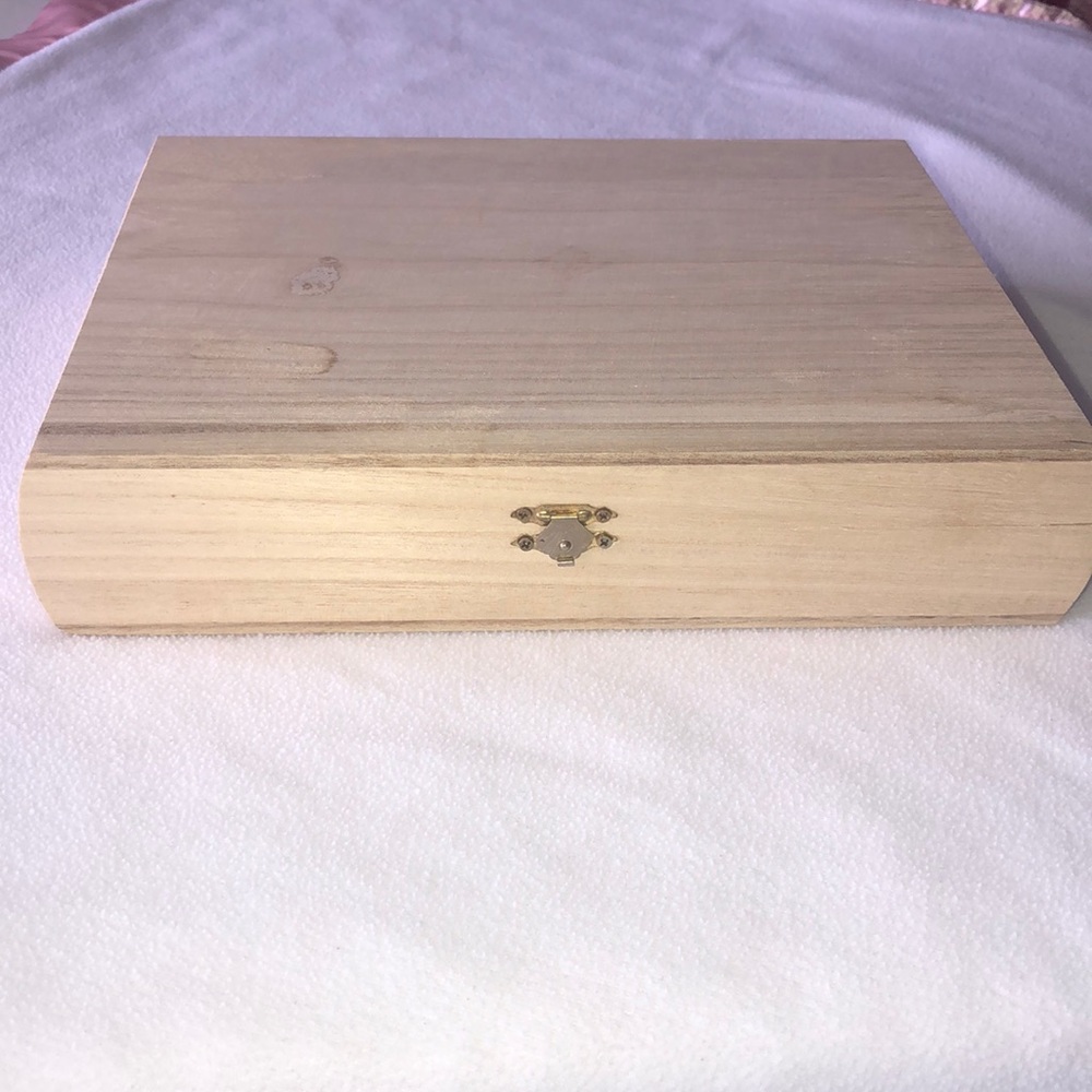Hinged wooden jewelry box with clasp